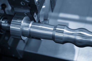 Cnc torna makinesi kesim çelik şaft ışık mavi sahnesinde. Merhaba-teknoloji Otomotiv bölümü üretim süreci.