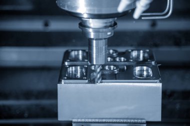 Katı RADIUS son değirmen aracı tarafından dövme kalıp bölümü kesim Cnc freze tezgahı. Kalıp üretim süreci.