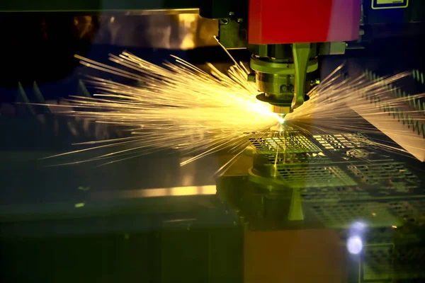 Máquina Corte Laser Fibra Cnc Cortando Chapa Metálica Com Luz — Fotografia de Stock