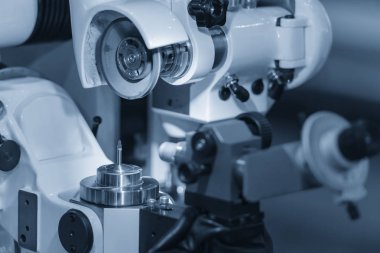 Makine Denetim yapma bilgisayar programı tarafından Aracı işlemi. Kesici alet makine kontrol Cnc program tarafından yapma. Üretim süreci tarafından Bileme Makinası Cnc karbür kesici alet