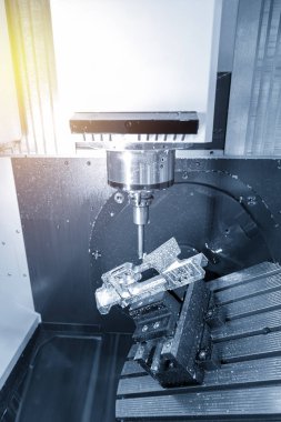 5 eksenli Cnc freze makinesi kesme alüminyum Otomotiv bölümü. Hi-teknoloji üretim süreci.