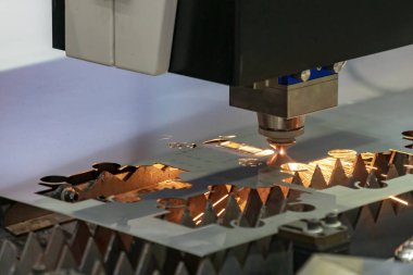 Parlak ışık ile sac plaka kesim Cnc fiber lazer kesim makinası. Modern sac üretim süreci.