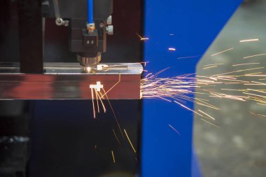 Paslanmaz kare boru veya parlak ışık ile tüp kesme Cnc fiber lazer kesim makinası. Modern sac üretim süreci.