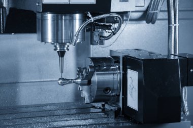 4-Eksen Cnc freze tezgahı veya işleme merkezi iliştirin örnek bölümü sağlam top frezeler aracıyla ışık mavi sahnede kesme döndürme ekseni. Hi-teknoloji üretim süreci.