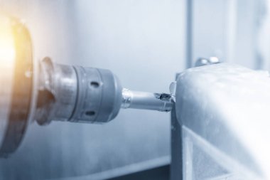 5 eksenli Cnc freze tezgahı veya işleme merkezi katı topu frezeler aracıyla Otomotiv bölümü ışık mavi sahnede kesme. Hi-teknoloji üretim süreci.