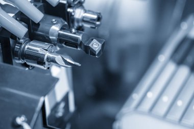 Çok fonksiyonlu Cnc Torna makine kesme araçları dergisinin yakın çekim. Merkezi Eğitim Araçları, Cnc torna makinesi.