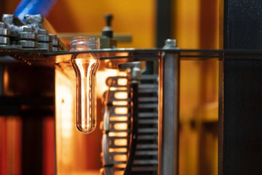 Plastik şişe içki fabrikası'nda üretim için ısıtıcı preform şekli. İçme suyu şişe üretim süreci.