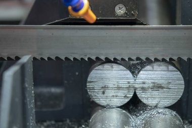 Ham kesme şerit testere makinesi metal çubuklar soğutucu akışkan ile. Testere malzeme çubuk kesme makinesi endüstriyel.
