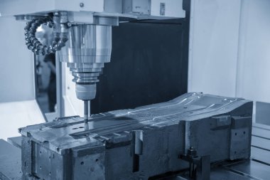 Enjeksiyon kalıp parçası katı topu son değirmen aracı tarafından kesme Cnc freze tezgahı. Kalıp üretim süreci.