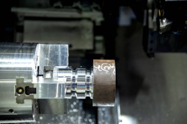 Hammadde işlem dönüm için aynalı Cnc Torna Makinesi. Modern işleme işlemi.