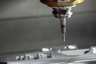 Enjeksiyon kalıp parçası katı topu son değirmen aracı tarafından kesme Cnc freze tezgahı. Kalıp üretim süreci.