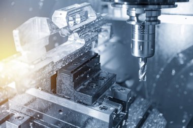 5 eksenli Cnc freze makinesi kesme alüminyum Otomotiv bölümü. Hi-teknoloji üretim süreci.