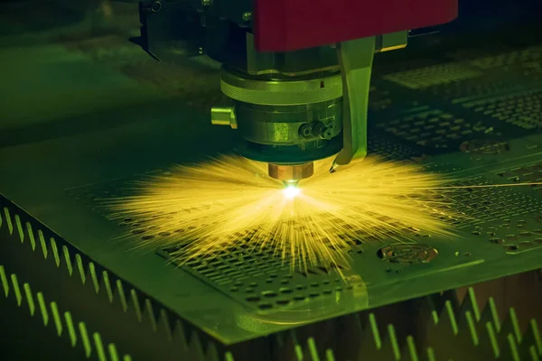 Cnc Włókna Wycinarki Laserowe Cięcie Blachy Płytkę Światła Iskrzenia Proces — Zdjęcie stockowe
