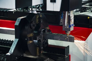 Paslanmaz kare boru veya parlak ışık ile tüp kesme Cnc fiber lazer kesim makinası. Modern sac üretim süreci.