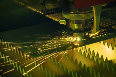 Parlak ışık ile sac plaka kesim Cnc fiber lazer kesim makinası. Modern sac üretim süreci.