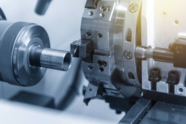 Cnc Torna veya dönüm makine, metal boru ışık mavi sahnesinde etkisi aydınlatma ile iplik kesme. Merhaba-teknoloji üretim süreci.