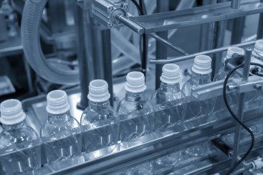 Yeni plastik şişe içme suyu Fabrikası'nda konveyör bant üzerinde. İçme suyu üretim süreci.