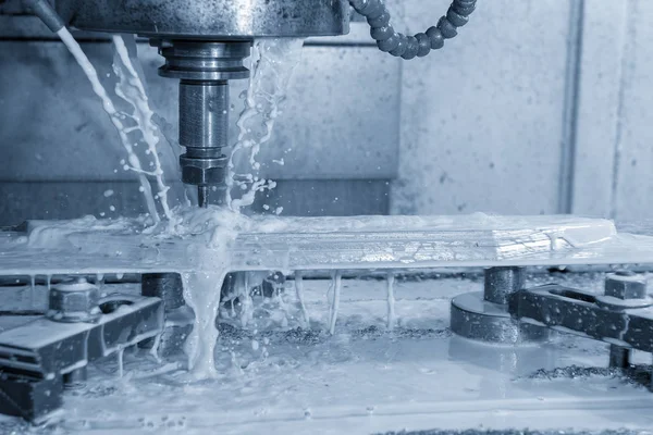 Kalıp parçası katı RADIUS son değirmen aracı tarafından kesme Cnc freze tezgahı. Kalıp üretim süreci.