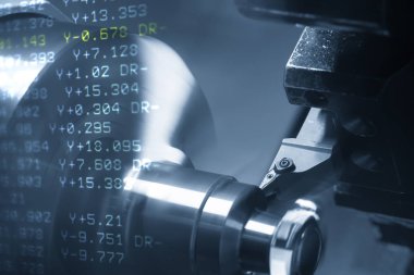 Cnc torna makinesi ve Nc veri soyut sahne. Arka planda aydınlatma efekti ve G-code veri çelik şaft kesme Cnc torna makinesi
