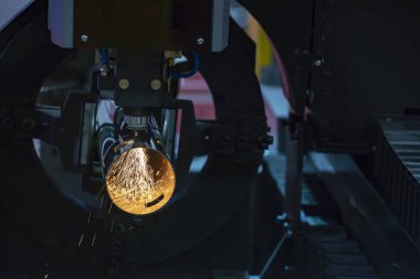 Paslanmaz boru veya parlak ışık ile tüp kesme Cnc fiber lazer kesim makinası. Modern sac üretim süreci.