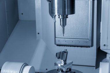 5 eksenli Cnc freze makinesi kesim Otomotiv bölümü sağlam top frezeler aracı ile. Hi-teknoloji üretim süreci