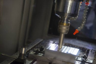 Cnc freze tezgahı çalışma. Kalıp parçası süreci dağınık olması sizin içinde dizin-güçlü RADIUS son değirmen aracı ile kesme Cnc freze makinesi.