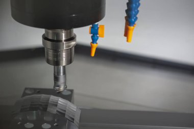Cnc freze tezgahı çalışma. Kalıp parçası süreci dağınık olması sizin içinde dizin-güçlü RADIUS son değirmen aracı ile kesme Cnc freze makinesi.