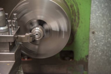 Çelik şaft kesme torna makinesi. Metal işleme fabrikasında.