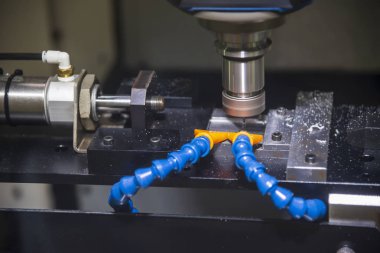 Katı topu son değirmen aracı ile küçük bir parçası kesme Cnc freze tezgahı. Merhaba-teknoloji üretim süreci.