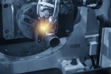 Hafif mavi sahnesinde Otomotiv bölümü kaynak için kaynak robot Makinası. Modern üretim işleminin endüstriyel 4.0 konsept