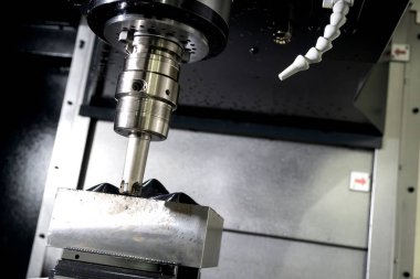 Cnc freze tezgahı çalışma. Kalıp parçası süreci dağınık olması sizin içinde dizin-güçlü RADIUS son değirmen aracı ile kesme Cnc freze makinesi.