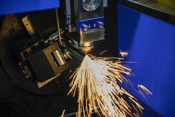 La máquina de corte por láser de fibra CNC que corta el tubo inoxidable . —  Fotos de Stock