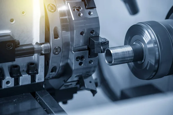 The   CNC lathe or turning machine  cutting the thread . — Stock Photo, Image