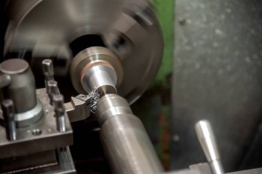 Çelik şaft kesme torna makinesi. Metal işleme fabrikasında.