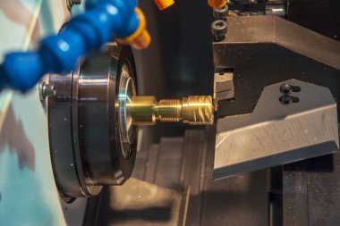 Cnc Torna veya iş parçacığı pirinç şaft kesme dönüm makine. Merhaba-teknoloji üretim süreci.