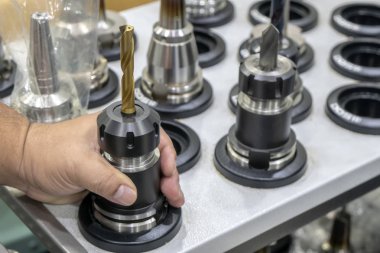 Kesici alet içinde sahibinin elini. Kesici alet Cnc makine için.