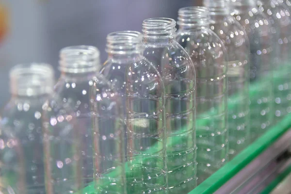 Новые Пластиковые Бутылки Конвейере Заводе Питьевой Воды Процесс Производства Питьевой — стоковое фото