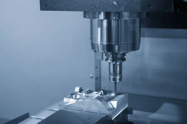 Cnc フライス盤はソリッド ボール エンド ツールによって射出金型部を切断します 金型の製造工程 — ストック写真