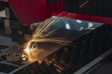 Parlak ışık ile metal plaka kesim Cnc fiber lazer kesim makinası. Sac metal çalışma işlemi.