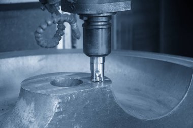 Cnc freze tezgahı indekslenebilen aracı ile dökme demir parçası kesme soyut sahne. Merhaba-teknoloji kalıp üretim süreci.