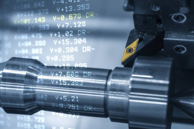 Cnc torna makinesi ve Nc veri soyut sahne. Arka planda aydınlatma efekti ve G-code veri çelik şaft kesme Cnc torna makinesi.