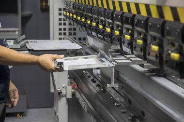 Teknisyen hidrolik bükme makinesi kullanıyor..