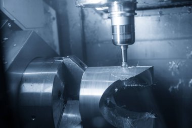 Otomotiv bölümü ışık mavi sahnede kesme 5 eksenli Cnc freze tezgahı. Merhaba hassasiyetli Cnc freze makinesi.