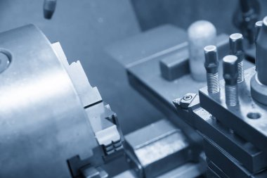 Çelik şaft kesme torna makinesi. Metal işleme fabrikasında.