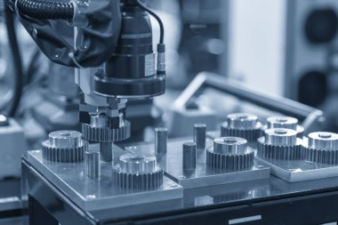Robotik kol üretim süreci için dişli bölümü yakalamak. Merhaba-teknoloji modern üretim süreci için.