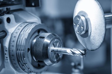 Makine kontrol Cnc program tarafından taşlama Aracı işlemi. Üretim süreci tarafından Bileme Makinası Cnc karbür kesici alet.