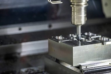 Cnc freze tezgahı çalışma. Kalıp parçası oluk aracıyla pah kırma Cnc freze makinesi  .