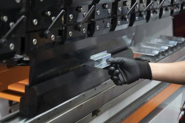 Hidrolik bükme makinası teknisyen işlecini kullanın. Sac üretim süreci.