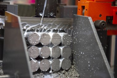 Ham kesme şerit testere makinesi metal çubuklar soğutucu akışkan ile. Testere malzeme çubuk kesme makinesi endüstriyel.