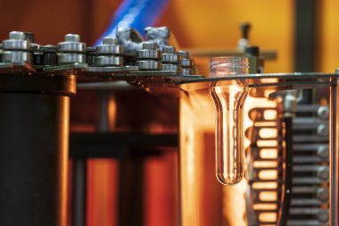 Plastik şişe içki fabrikası'nda üretim için ısıtıcı konveyör preform şekli. İçme suyu şişe üretim süreci.